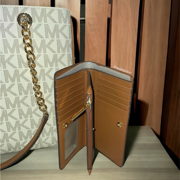 Michael Kors Susannah Large Saffiano Leather Tote + Wallet in Vanilla NWT - Picture 5 of 8